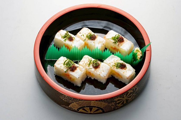 炙り鯛と梅大葉の棒寿司のイメージ写真